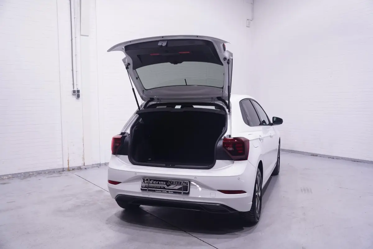 1.0 TSI Life Edition Navi Stoelverwarming Apple Carplay PDC v+a private-glas digi-cockpit cruise-controle LMV 15" DAB-ontvangst stuurbediening elektrische spiegelbediening en inklapbaar