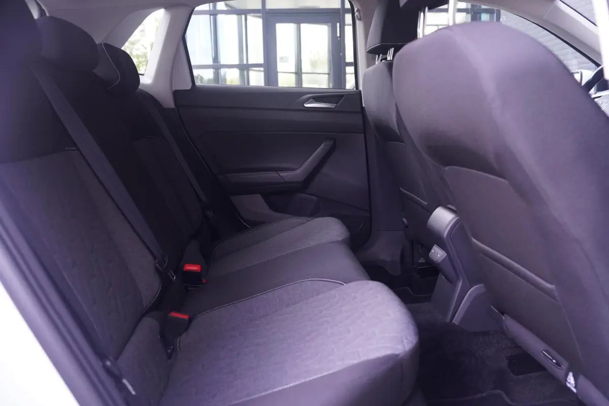 1.0 TSI Life Edition Navi Stoelverwarming Apple Carplay PDC v+a private-glas digi-cockpit cruise-controle LMV 15" DAB-ontvangst stuurbediening elektrische spiegelbediening en inklapbaar
