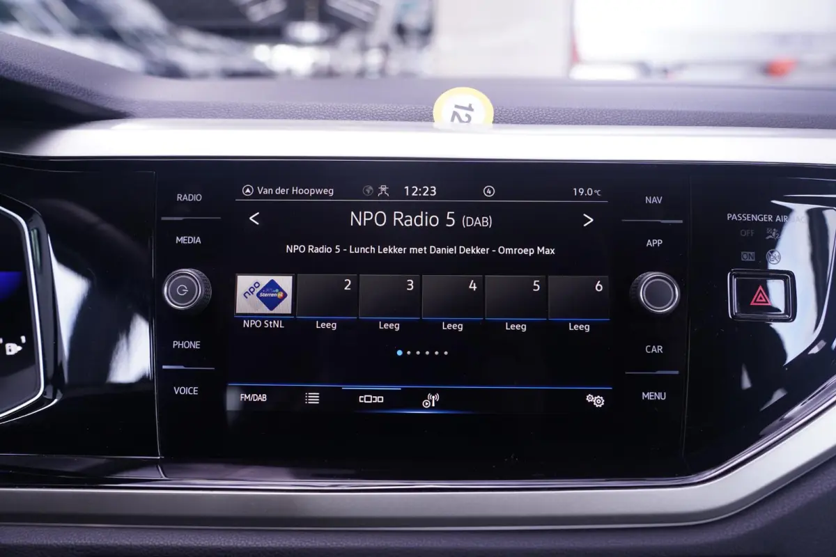 1.0 TSI Life Edition Navi Stoelverwarming Apple Carplay PDC v+a private-glas digi-cockpit cruise-controle LMV 15" DAB-ontvangst stuurbediening elektrische spiegelbediening en inklapbaar