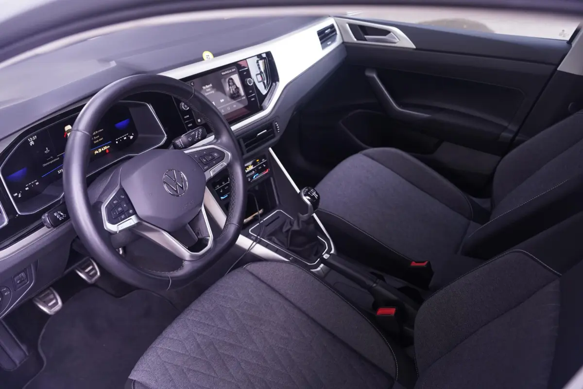 1.0 TSI Life Edition Navi Stoelverwarming Apple Carplay PDC v+a private-glas digi-cockpit cruise-controle LMV 15" DAB-ontvangst stuurbediening elektrische spiegelbediening en inklapbaar