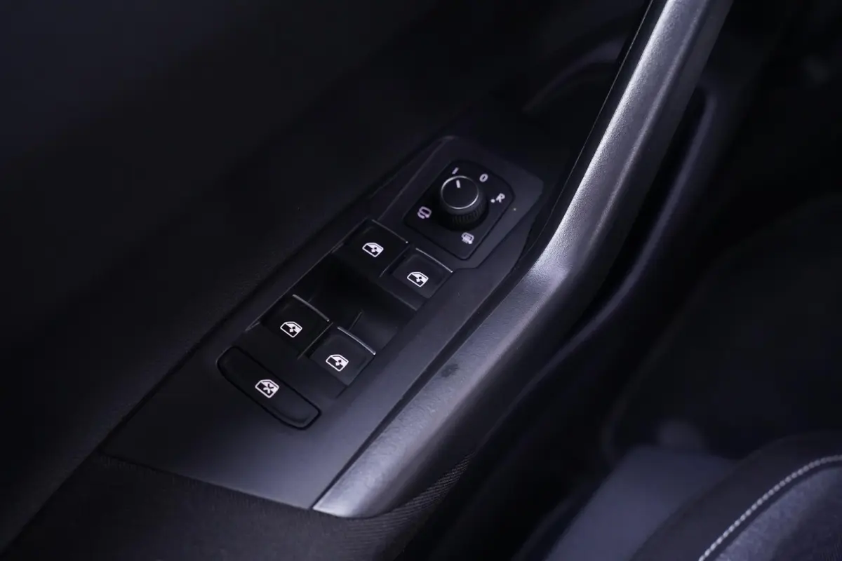 1.0 TSI Life Edition Navi Stoelverwarming Apple Carplay PDC v+a private-glas digi-cockpit cruise-controle LMV 15" DAB-ontvangst stuurbediening elektrische spiegelbediening en inklapbaar