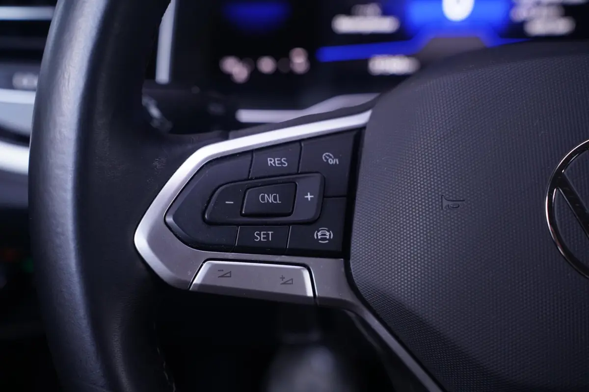 1.0 TSI Life Edition Navi Stoelverwarming Apple Carplay PDC v+a private-glas digi-cockpit cruise-controle LMV 15" DAB-ontvangst stuurbediening elektrische spiegelbediening en inklapbaar
