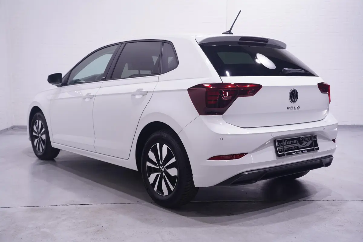 1.0 TSI Life Edition Navi Stoelverwarming Apple Carplay PDC v+a private-glas digi-cockpit cruise-controle LMV 15" DAB-ontvangst stuurbediening elektrische spiegelbediening en inklapbaar