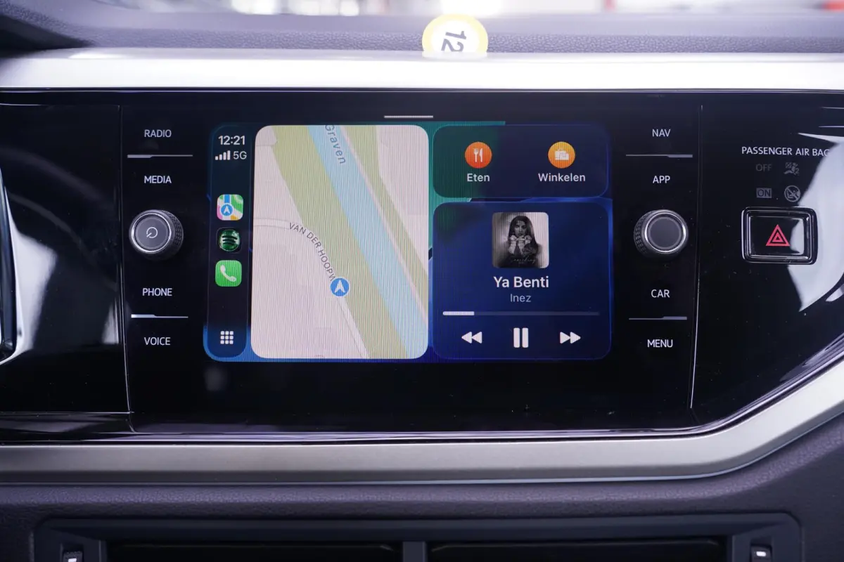 1.0 TSI Life Edition Navi Stoelverwarming Apple Carplay PDC v+a private-glas digi-cockpit cruise-controle LMV 15" DAB-ontvangst stuurbediening elektrische spiegelbediening en inklapbaar