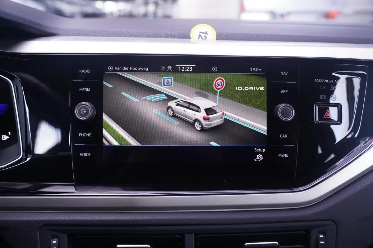 1.0 TSI Life Edition Navi Stoelverwarming Apple Carplay PDC v+a private-glas digi-cockpit cruise-controle LMV 15" DAB-ontvangst stuurbediening elektrische spiegelbediening en inklapbaar
