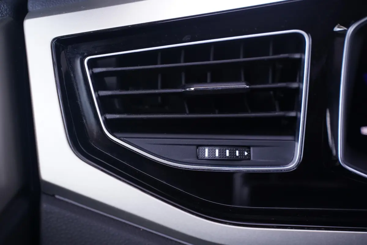 1.0 TSI Life Edition Navi Stoelverwarming Apple Carplay PDC v+a private-glas digi-cockpit cruise-controle LMV 15" DAB-ontvangst stuurbediening elektrische spiegelbediening en inklapbaar