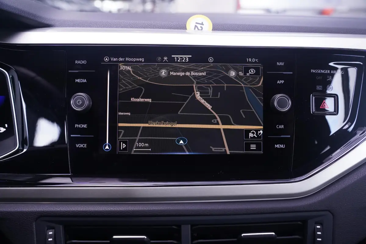 1.0 TSI Life Edition Navi Stoelverwarming Apple Carplay PDC v+a private-glas digi-cockpit cruise-controle LMV 15" DAB-ontvangst stuurbediening elektrische spiegelbediening en inklapbaar