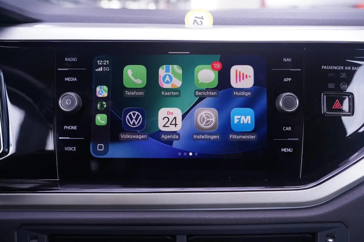 1.0 TSI Life Edition Navi Stoelverwarming Apple Carplay PDC v+a private-glas digi-cockpit cruise-controle LMV 15" DAB-ontvangst stuurbediening elektrische spiegelbediening en inklapbaar