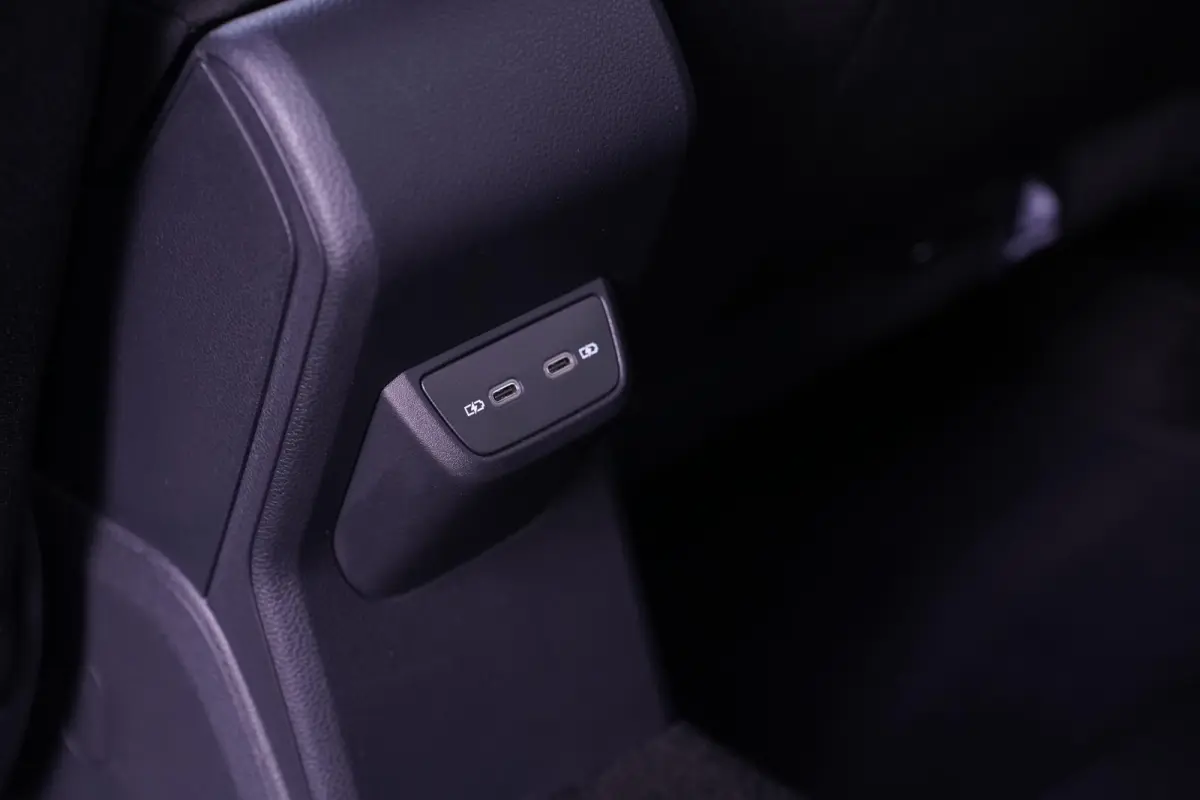 1.0 TSI Life Edition Navi Stoelverwarming Apple Carplay PDC v+a private-glas digi-cockpit cruise-controle LMV 15" DAB-ontvangst stuurbediening elektrische spiegelbediening en inklapbaar