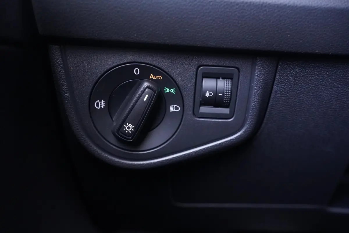 1.0 TSI Life Edition Navi Stoelverwarming Apple Carplay PDC v+a private-glas digi-cockpit cruise-controle LMV 15" DAB-ontvangst stuurbediening elektrische spiegelbediening en inklapbaar