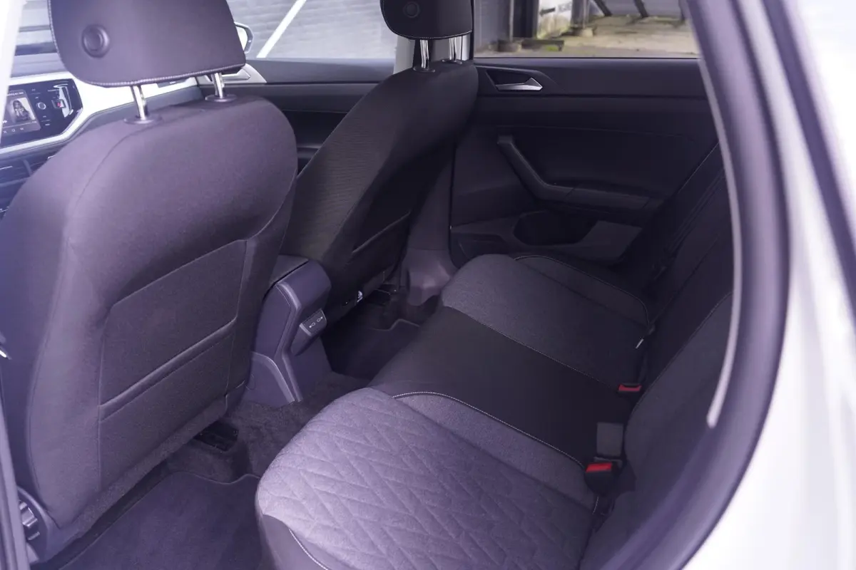 1.0 TSI Life Edition Navi Stoelverwarming Apple Carplay PDC v+a private-glas digi-cockpit cruise-controle LMV 15" DAB-ontvangst stuurbediening elektrische spiegelbediening en inklapbaar