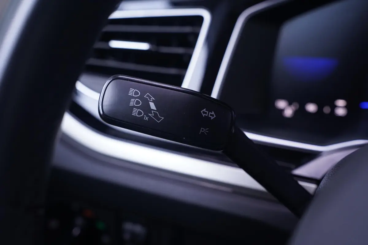1.0 TSI Life Edition Navi Stoelverwarming Apple Carplay PDC v+a private-glas digi-cockpit cruise-controle LMV 15" DAB-ontvangst stuurbediening elektrische spiegelbediening en inklapbaar