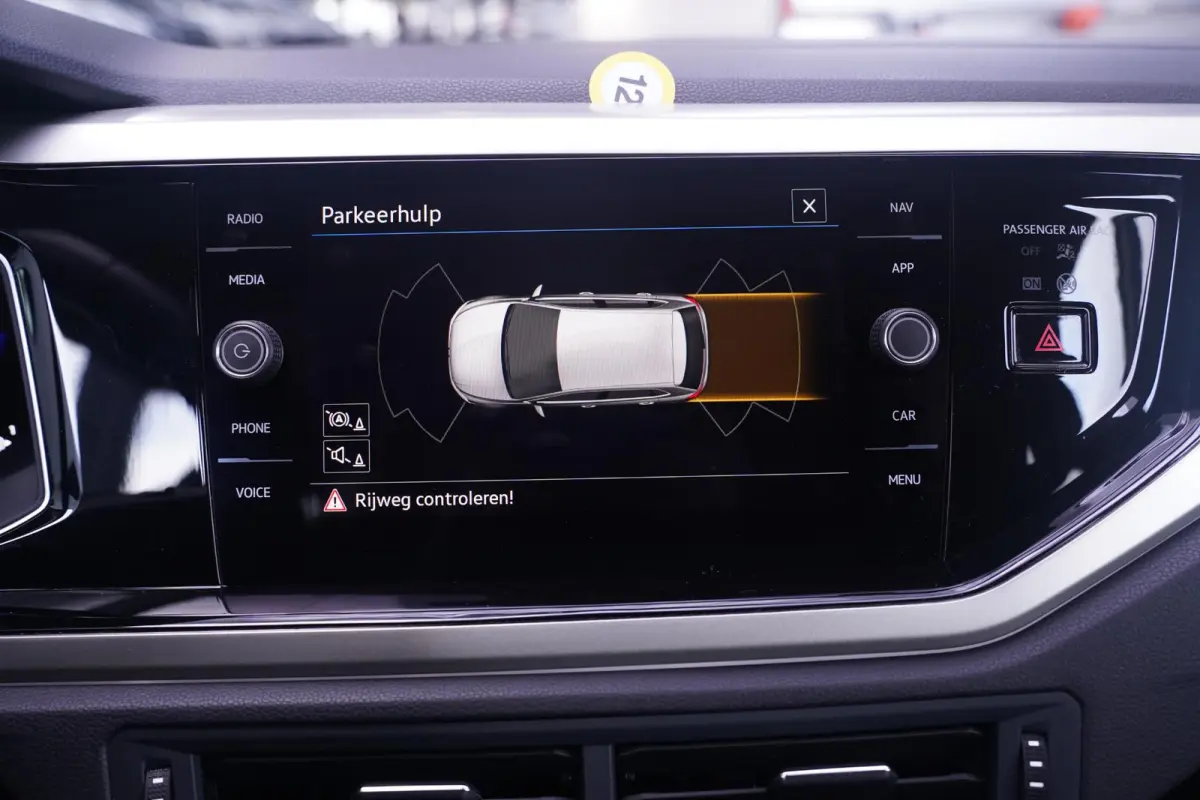 1.0 TSI Life Edition Navi Stoelverwarming Apple Carplay PDC v+a private-glas digi-cockpit cruise-controle LMV 15" DAB-ontvangst stuurbediening elektrische spiegelbediening en inklapbaar