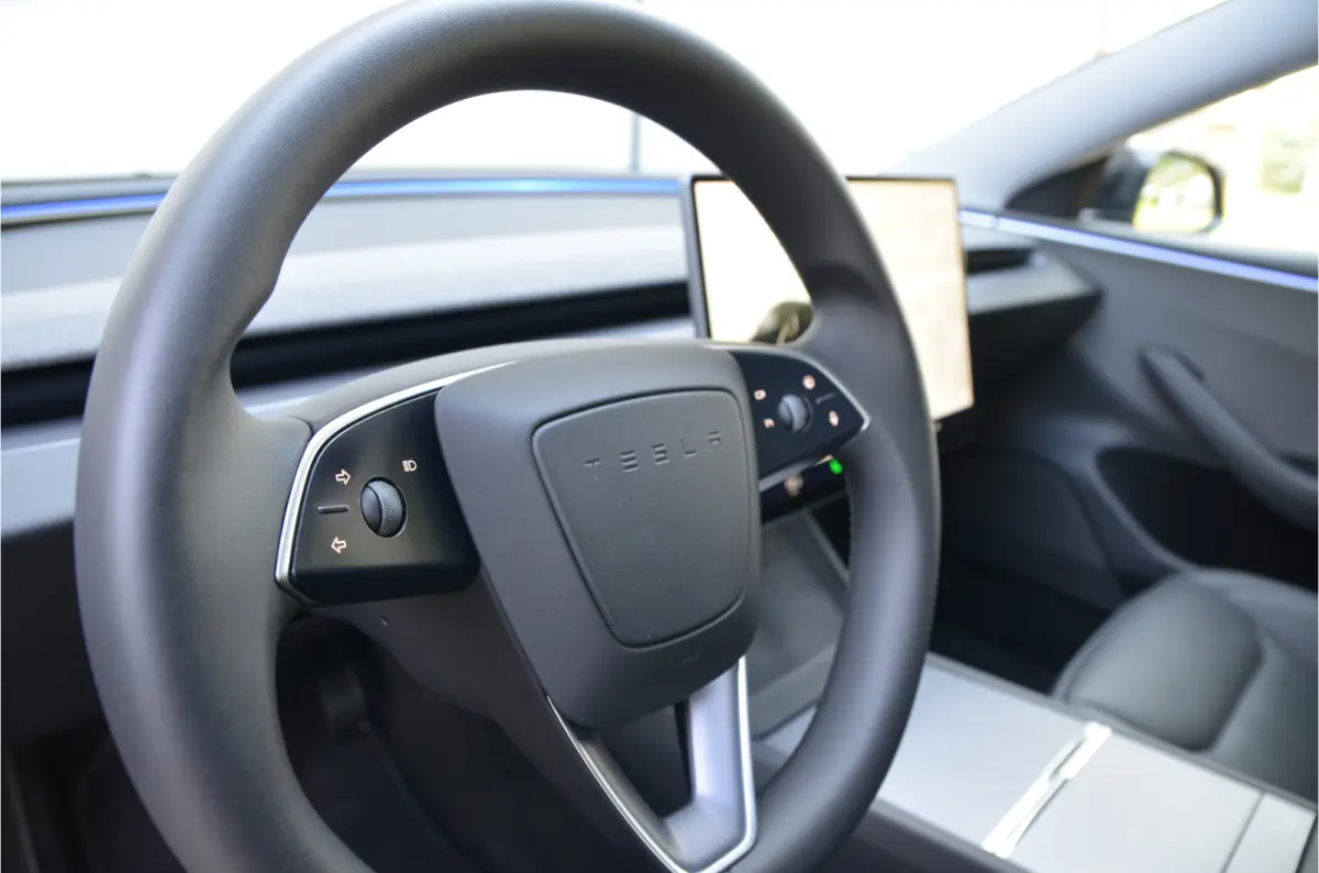 RWD 60 kWh Highland, AutoPilot4.0 (FSD 99,- p/mnd), LFP accu