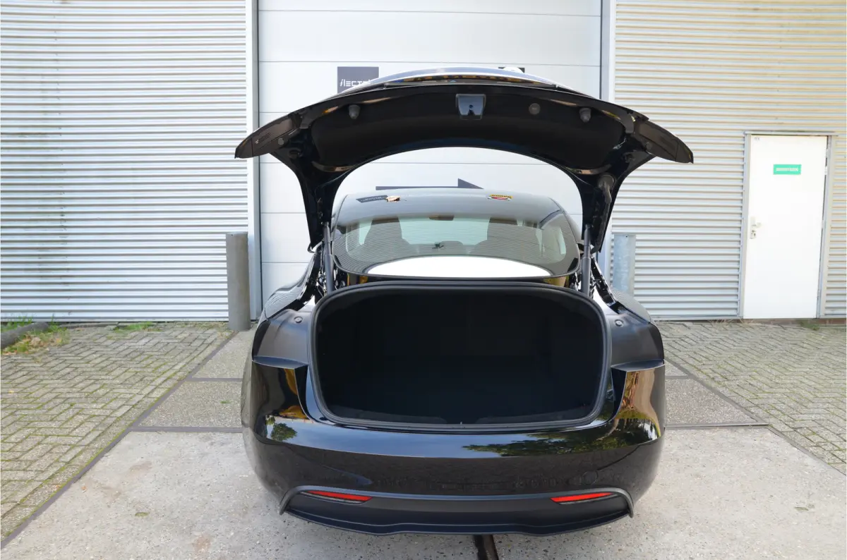 RWD 60 kWh Highland, AutoPilot4.0 (FSD 99,- p/mnd), LFP accu