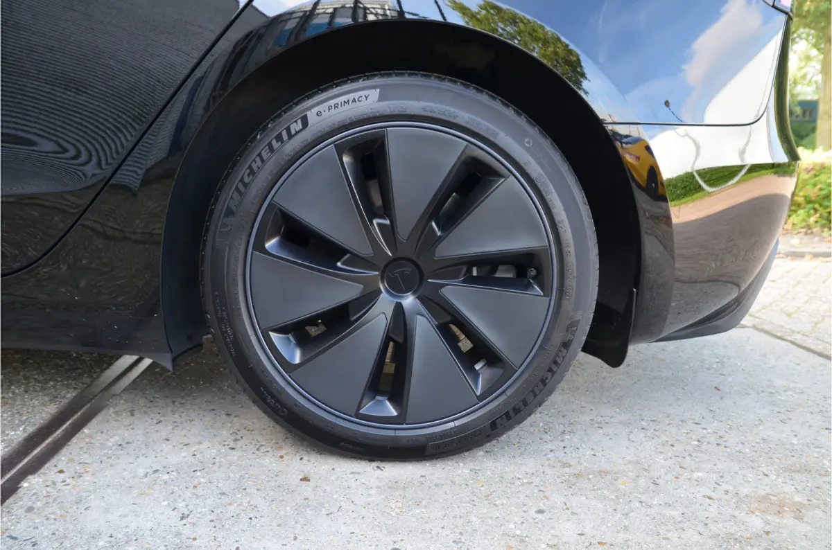 RWD 60 kWh Highland, AutoPilot4.0 (FSD 99,- p/mnd), LFP accu