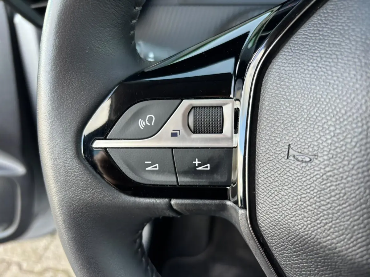 1.2 100 Allure | CARPLAY | CAMERA | CLIMATE CONTROL | CRUISE CONTROL | DIGI DASHBOARD |