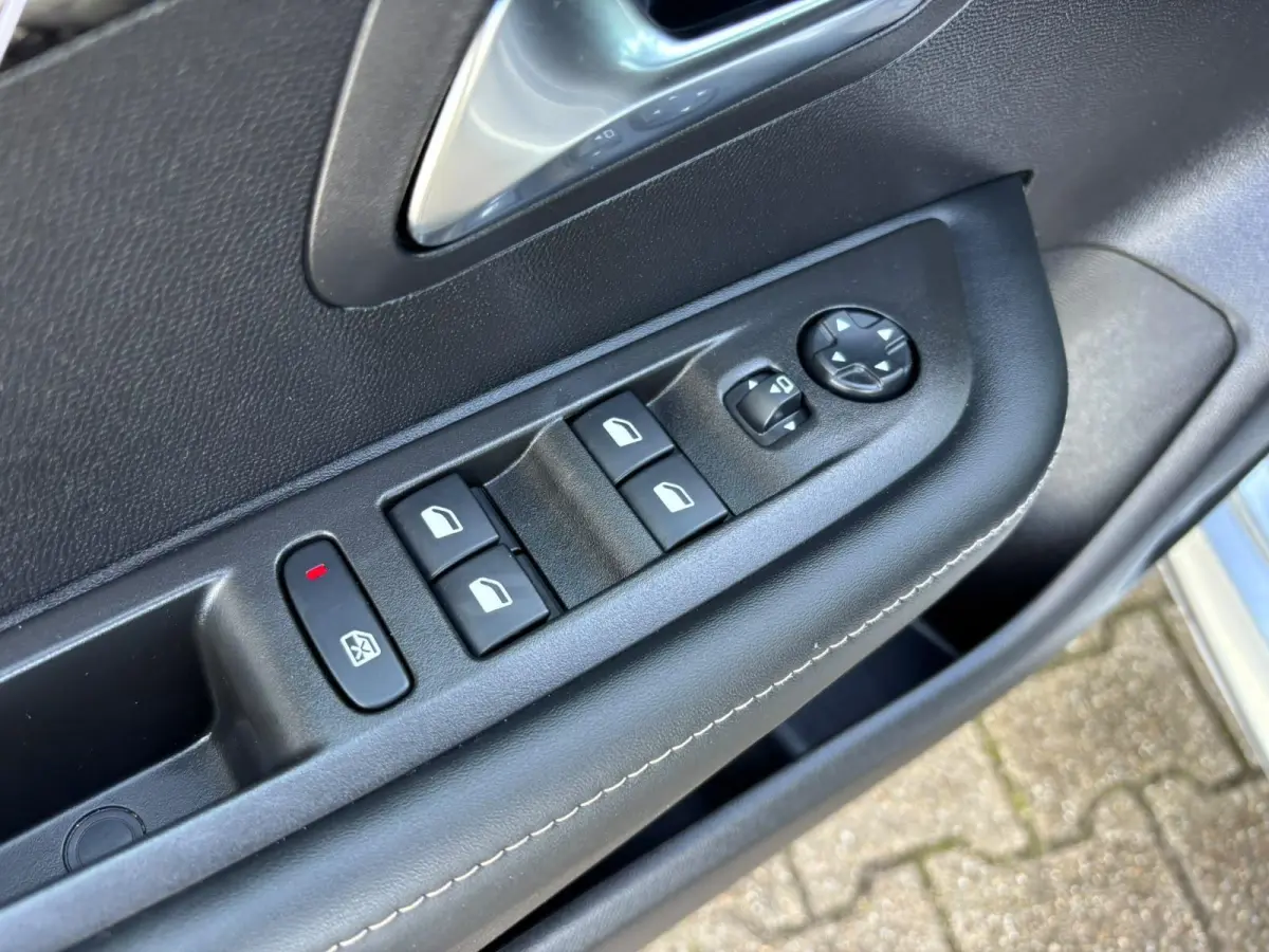 1.2 100 Allure | CARPLAY | CAMERA | CLIMATE CONTROL | CRUISE CONTROL | DIGI DASHBOARD |