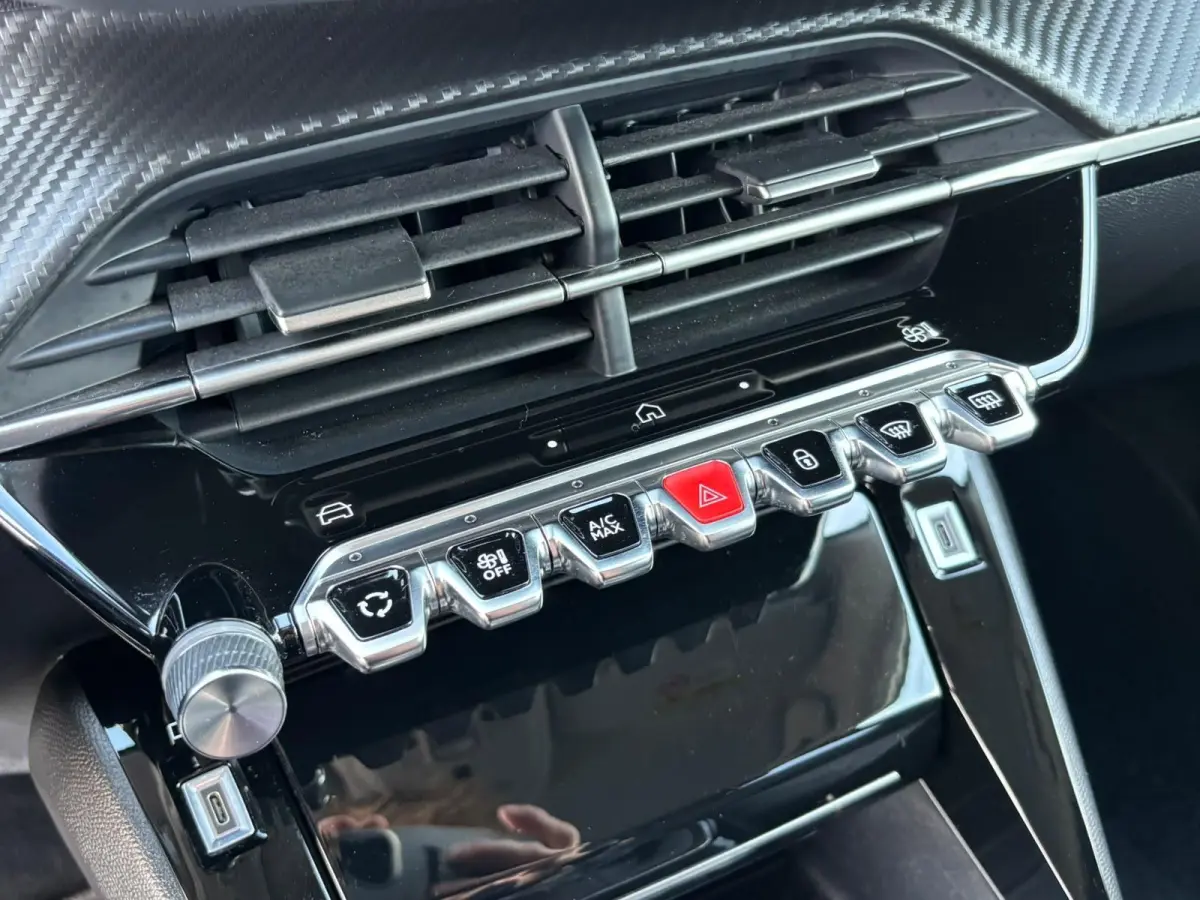1.2 100 Allure | CARPLAY | CAMERA | CLIMATE CONTROL | CRUISE CONTROL | DIGI DASHBOARD |