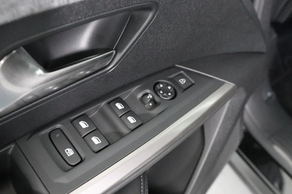 1.6 plug-in Hybrid 195 Allure | Dealer Onderhouden! | 360 Camera | Clima | Navi | Cruise Adaptive | LED | 19'' Lichtmetalen Velgen | DAB | Sfeerverlichting | Keyless