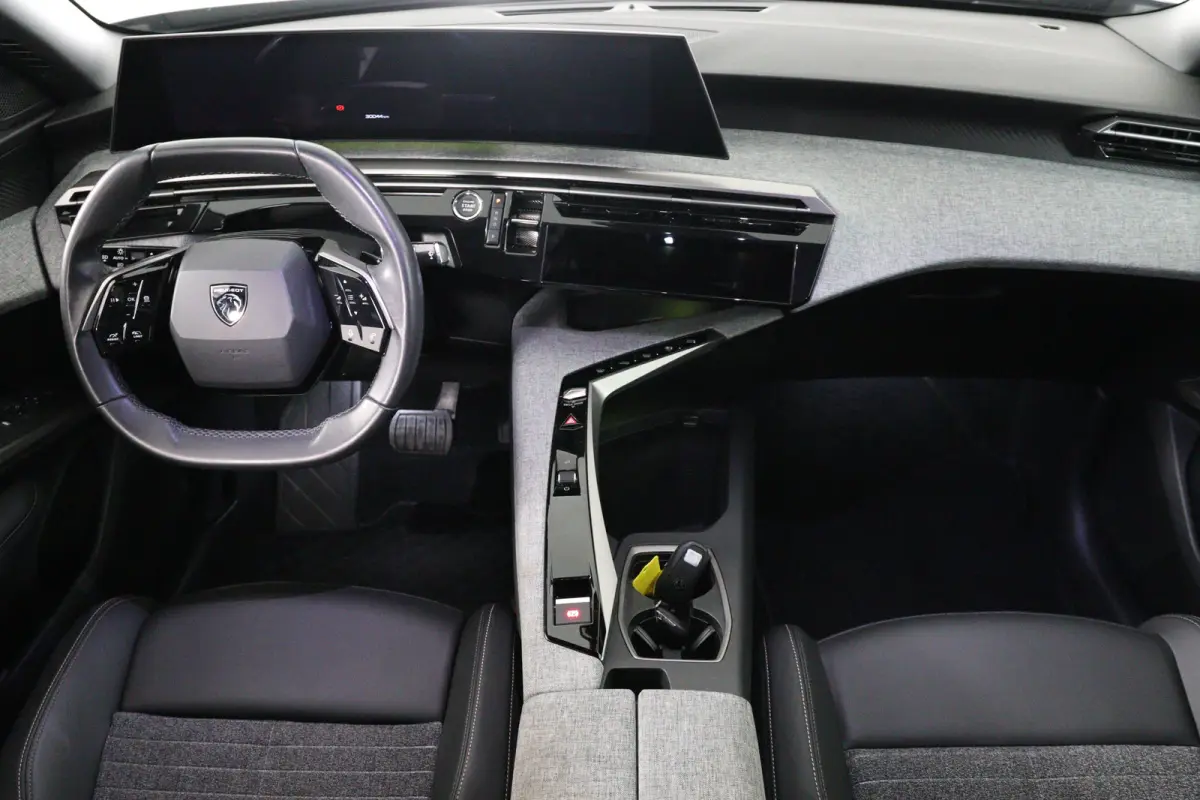 1.6 plug-in Hybrid 195 Allure | Dealer Onderhouden! | 360 Camera | Clima | Navi | Cruise Adaptive | LED | 19'' Lichtmetalen Velgen | DAB | Sfeerverlichting | Keyless