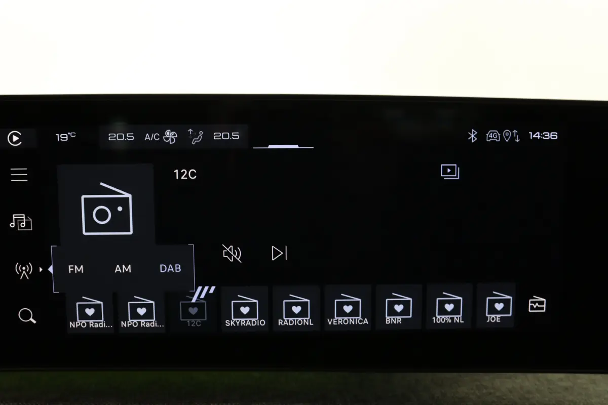 1.6 plug-in Hybrid 195 Allure | Dealer Onderhouden! | 360 Camera | Clima | Navi | Cruise Adaptive | LED | 19'' Lichtmetalen Velgen | DAB | Sfeerverlichting | Keyless
