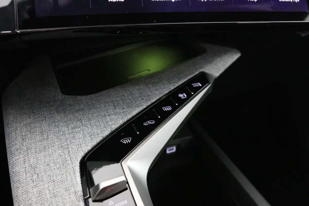 1.6 plug-in Hybrid 195 Allure | Dealer Onderhouden! | 360 Camera | Clima | Navi | Cruise Adaptive | LED | 19'' Lichtmetalen Velgen | DAB | Sfeerverlichting | Keyless