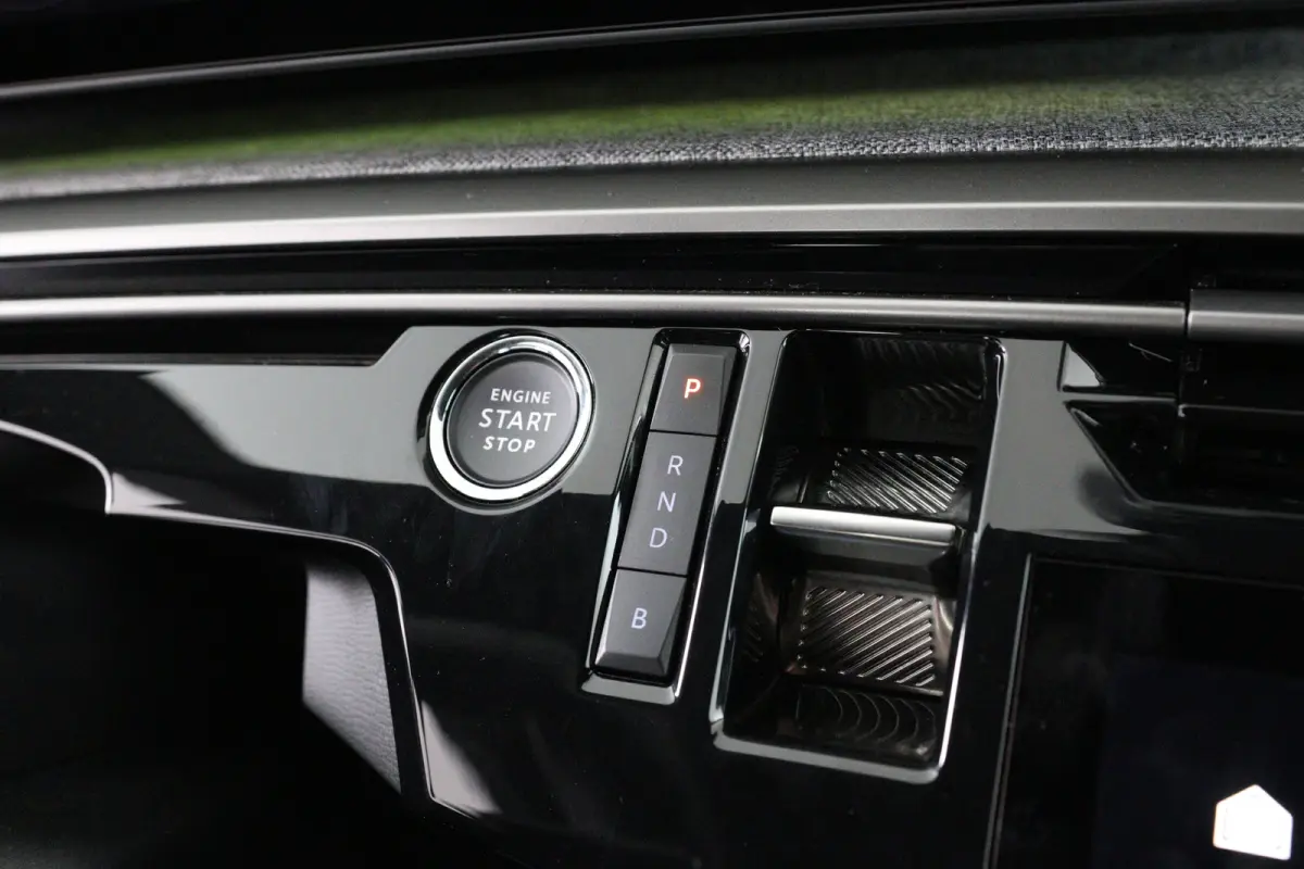 1.6 plug-in Hybrid 195 Allure | Dealer Onderhouden! | 360 Camera | Clima | Navi | Cruise Adaptive | LED | 19'' Lichtmetalen Velgen | DAB | Sfeerverlichting | Keyless