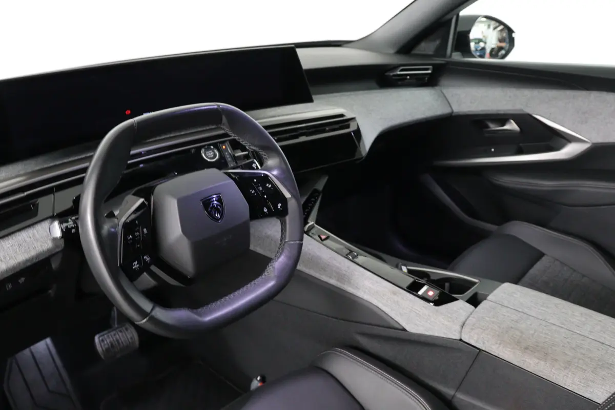 1.6 plug-in Hybrid 195 Allure | Dealer Onderhouden! | 360 Camera | Clima | Navi | Cruise Adaptive | LED | 19'' Lichtmetalen Velgen | DAB | Sfeerverlichting | Keyless