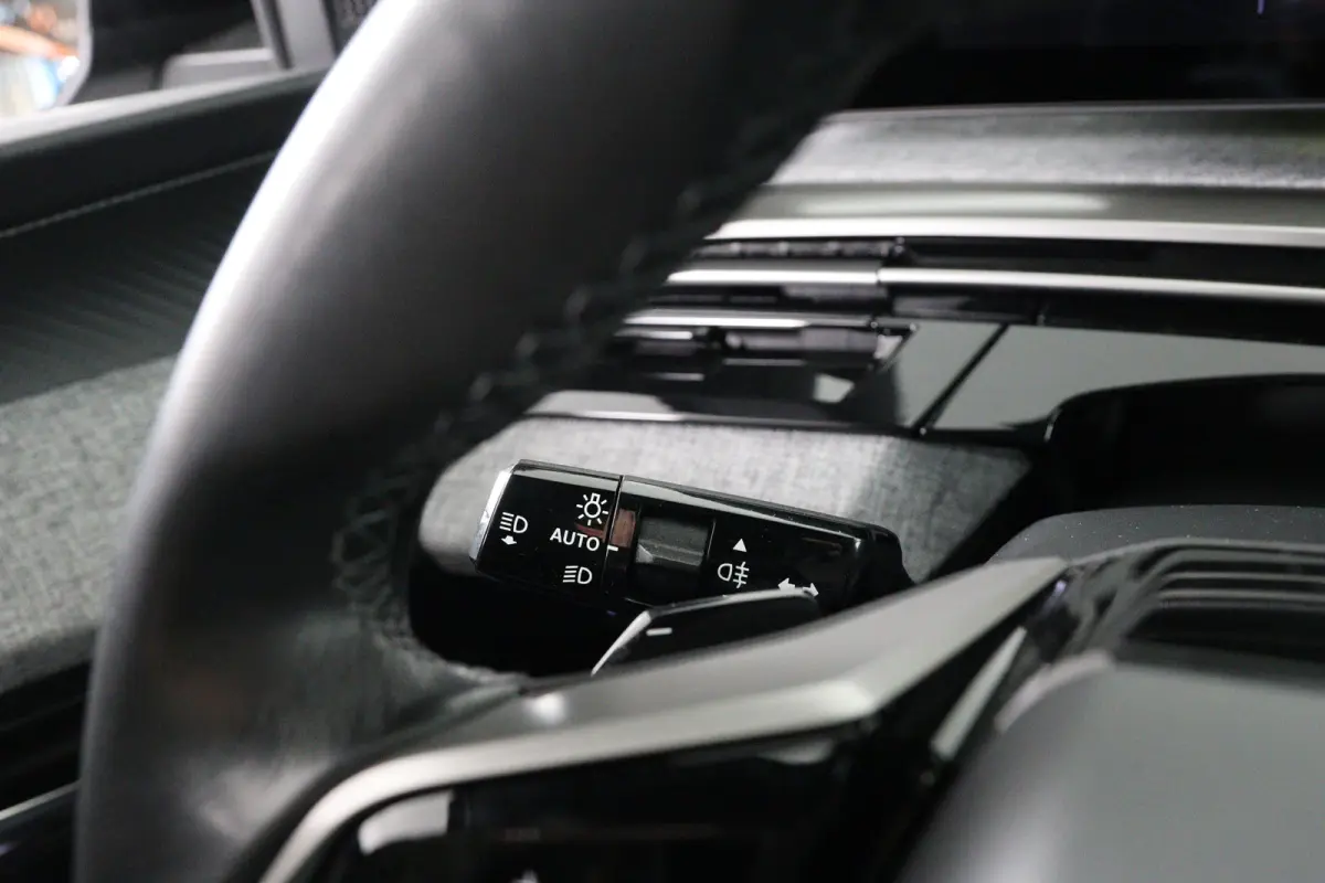 1.6 plug-in Hybrid 195 Allure | Dealer Onderhouden! | 360 Camera | Clima | Navi | Cruise Adaptive | LED | 19'' Lichtmetalen Velgen | DAB | Sfeerverlichting | Keyless