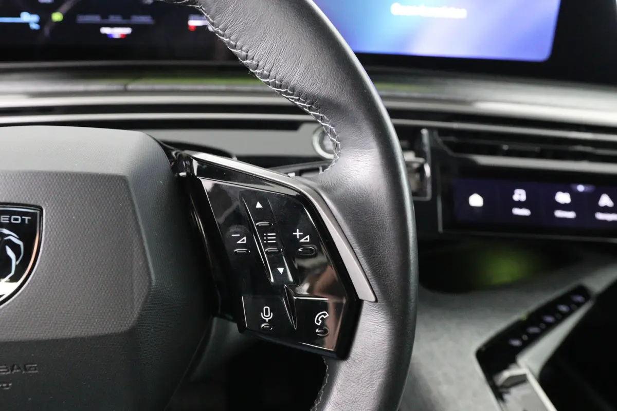 1.6 plug-in Hybrid 195 Allure | Dealer Onderhouden! | 360 Camera | Clima | Navi | Cruise Adaptive | LED | 19'' Lichtmetalen Velgen | DAB | Sfeerverlichting | Keyless