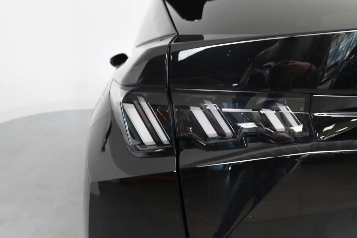 1.6 plug-in Hybrid 195 Allure | Dealer Onderhouden! | 360 Camera | Clima | Navi | Cruise Adaptive | LED | 19'' Lichtmetalen Velgen | DAB | Sfeerverlichting | Keyless