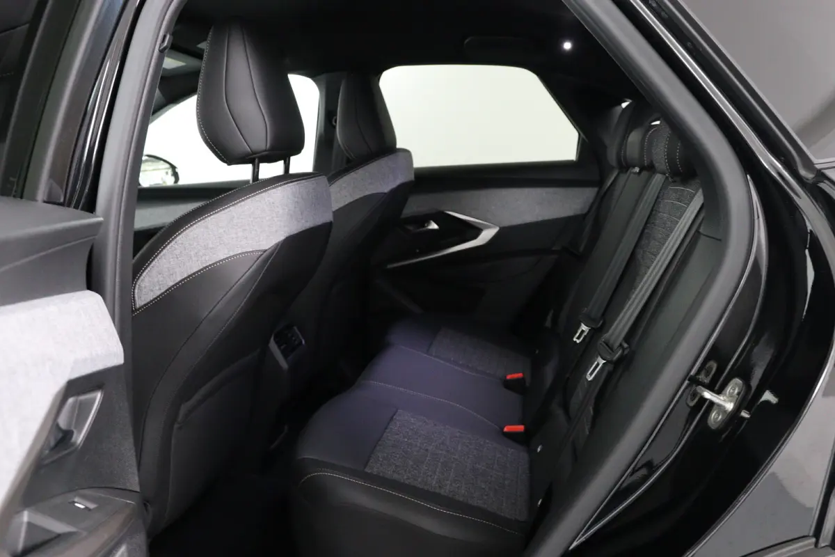 1.6 plug-in Hybrid 195 Allure | Dealer Onderhouden! | 360 Camera | Clima | Navi | Cruise Adaptive | LED | 19'' Lichtmetalen Velgen | DAB | Sfeerverlichting | Keyless