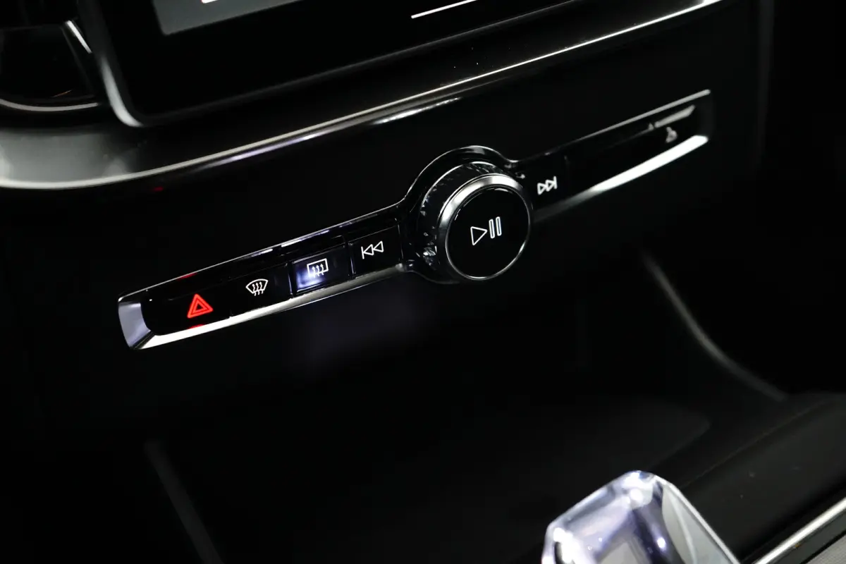 2.0 T8 Plug-in hybrid AWD Ultra Black Edition | Luchtvering | Trekhaak | Bowers&Wilkins | Massage/ventilatie | 22" Velgen