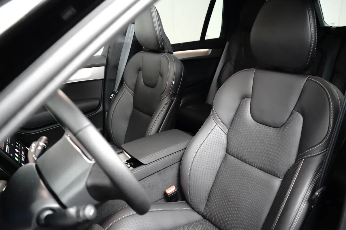 2.0 T8 Plug-in hybrid AWD Ultra Black Edition | Luchtvering | Trekhaak | Bowers&Wilkins | Massage/ventilatie | 22" Velgen