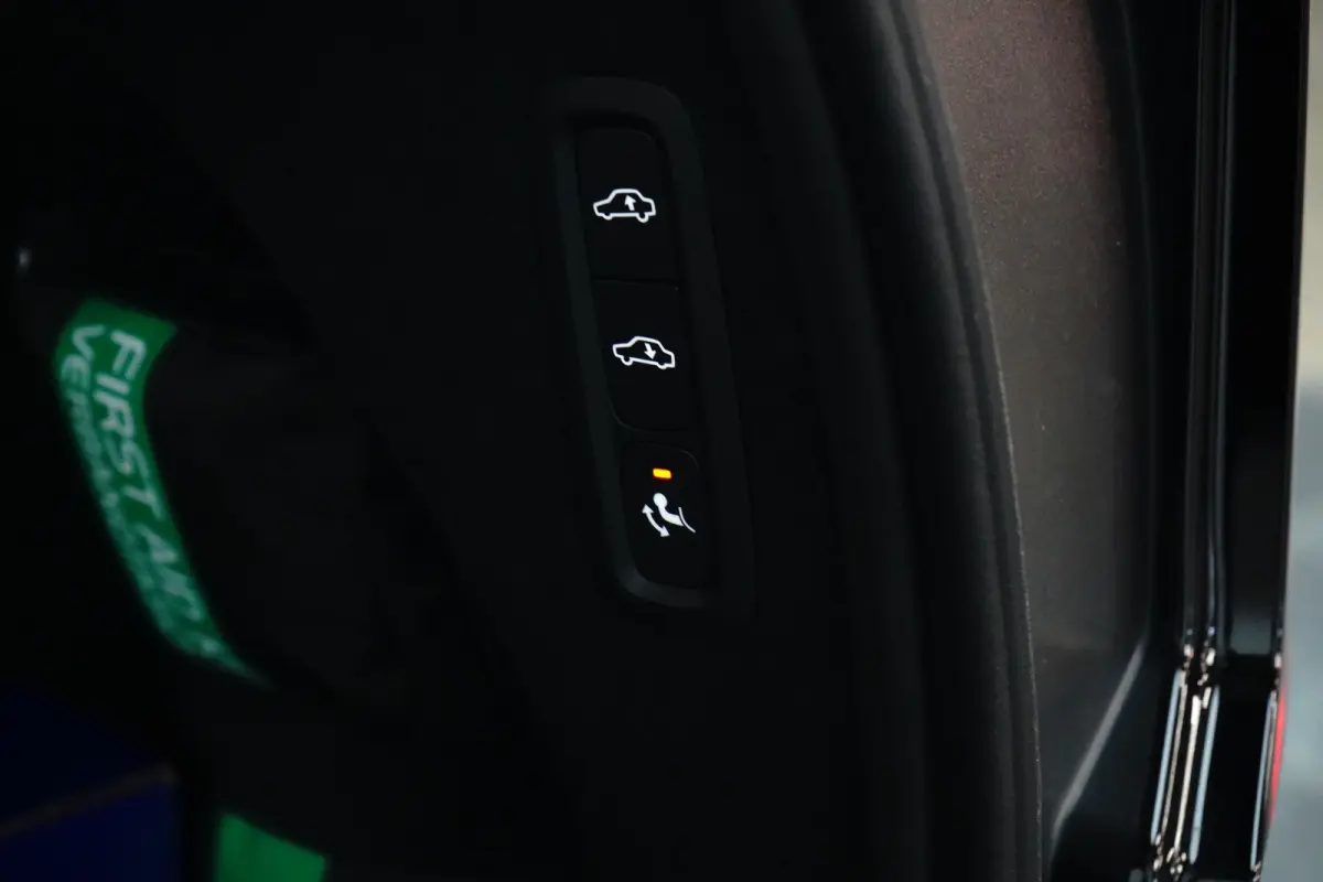 2.0 T8 Plug-in hybrid AWD Ultra Black Edition | Luchtvering | Trekhaak | Bowers&Wilkins | Massage/ventilatie | 22" Velgen