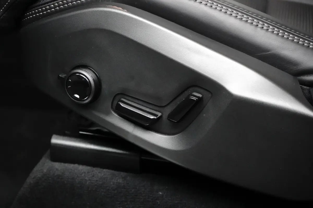 2.0 T8 Plug-in hybrid AWD Ultra Black Edition | Luchtvering | Trekhaak | Bowers&Wilkins | Massage/ventilatie | 22" Velgen