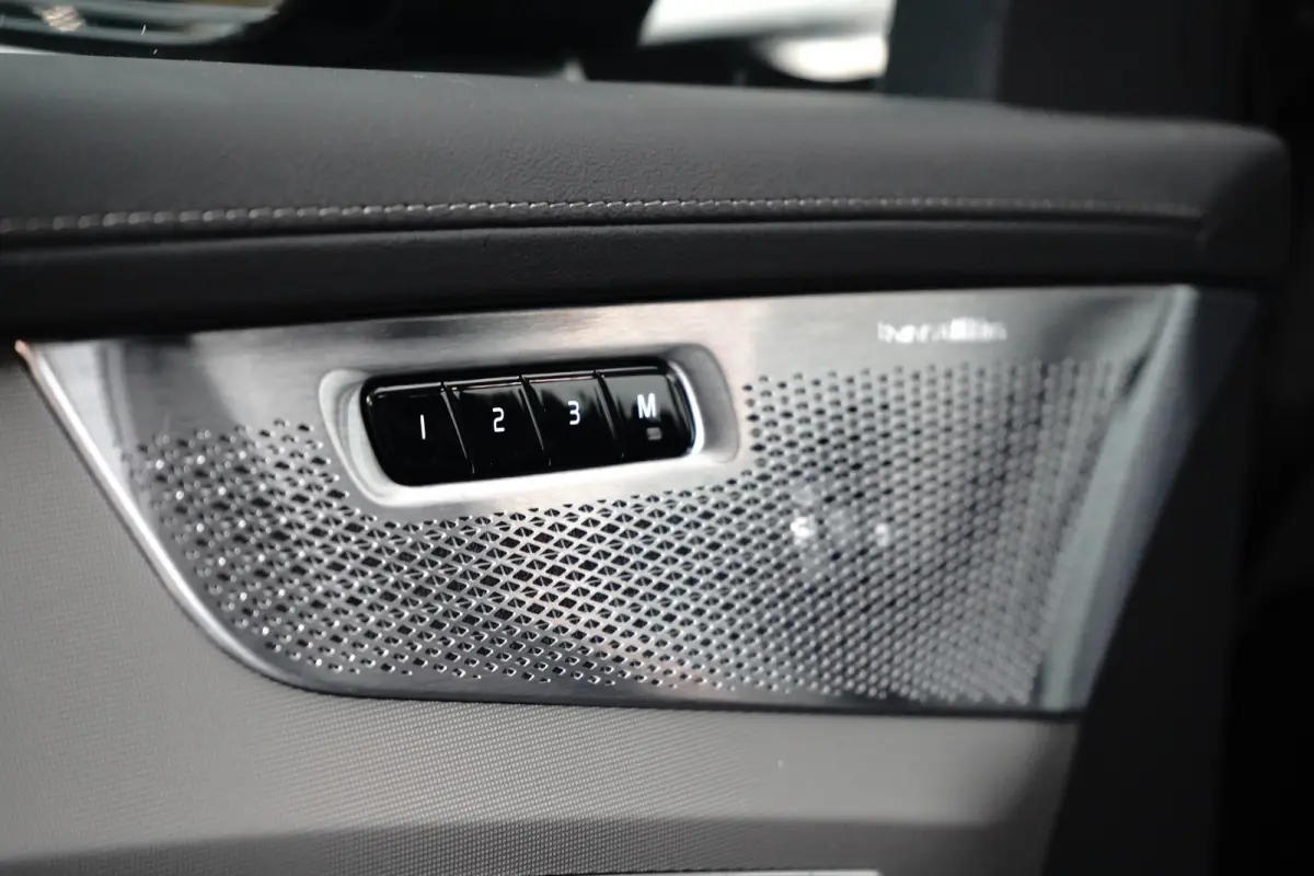 2.0 T8 Plug-in hybrid AWD Ultra Black Edition | Luchtvering | Trekhaak | Bowers&Wilkins | Massage/ventilatie | 22" Velgen