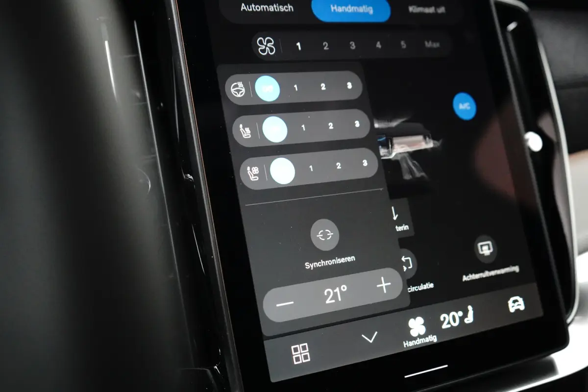 2.0 T8 Plug-in hybrid AWD Ultra Black Edition | Luchtvering | Trekhaak | Bowers&Wilkins | Massage/ventilatie | 22" Velgen