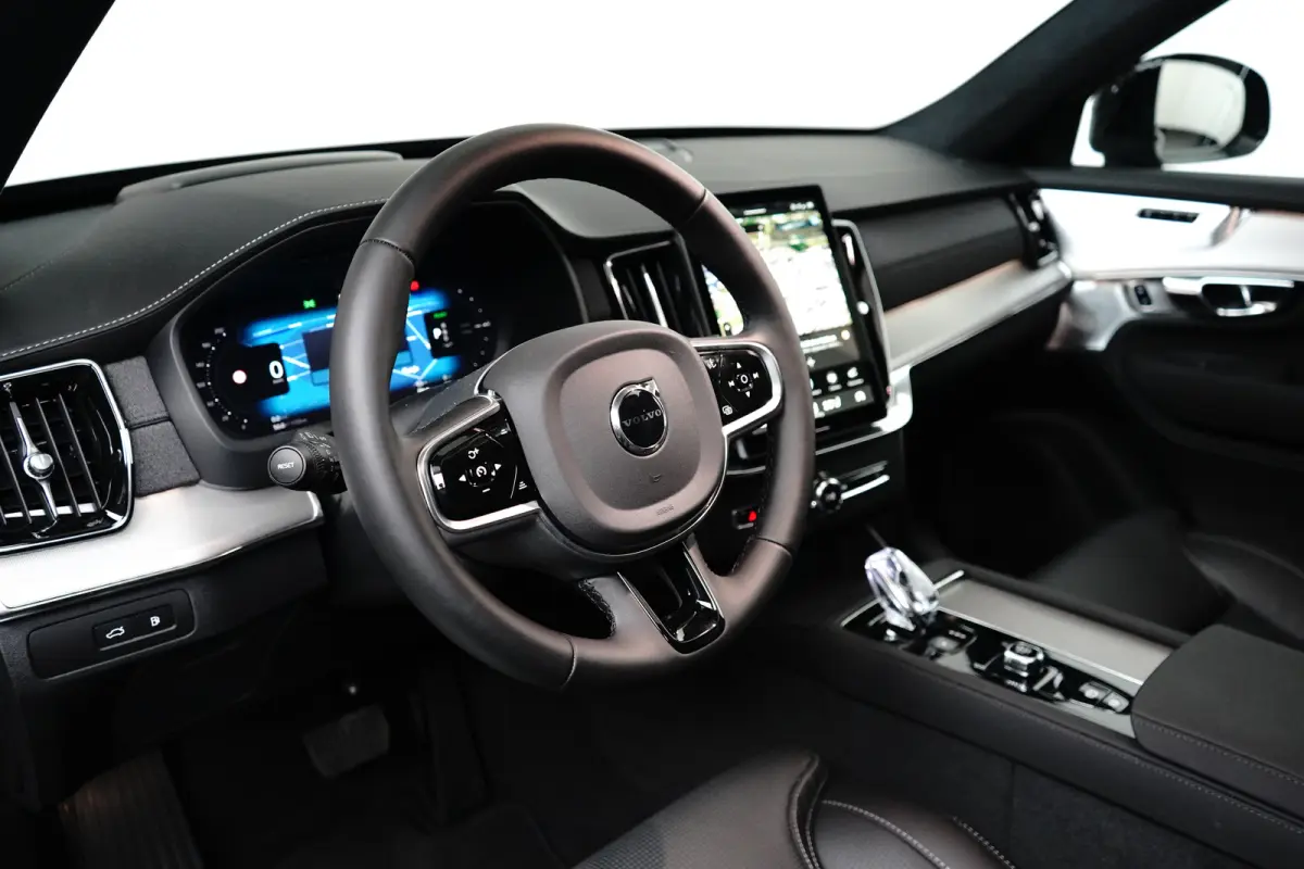 2.0 T8 Plug-in hybrid AWD Ultra Black Edition | Luchtvering | Trekhaak | Bowers&Wilkins | Massage/ventilatie | 22" Velgen