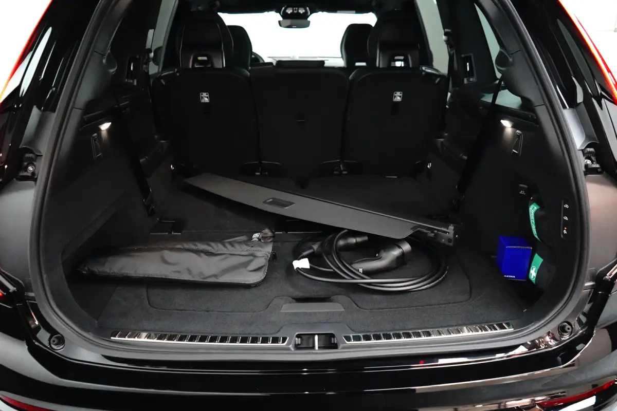2.0 T8 Plug-in hybrid AWD Ultra Black Edition | Luchtvering | Trekhaak | Bowers&Wilkins | Massage/ventilatie | 22" Velgen