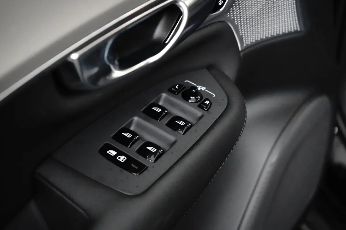 2.0 T8 Plug-in hybrid AWD Ultra Black Edition | Luchtvering | Trekhaak | Bowers&Wilkins | Massage/ventilatie | 22" Velgen