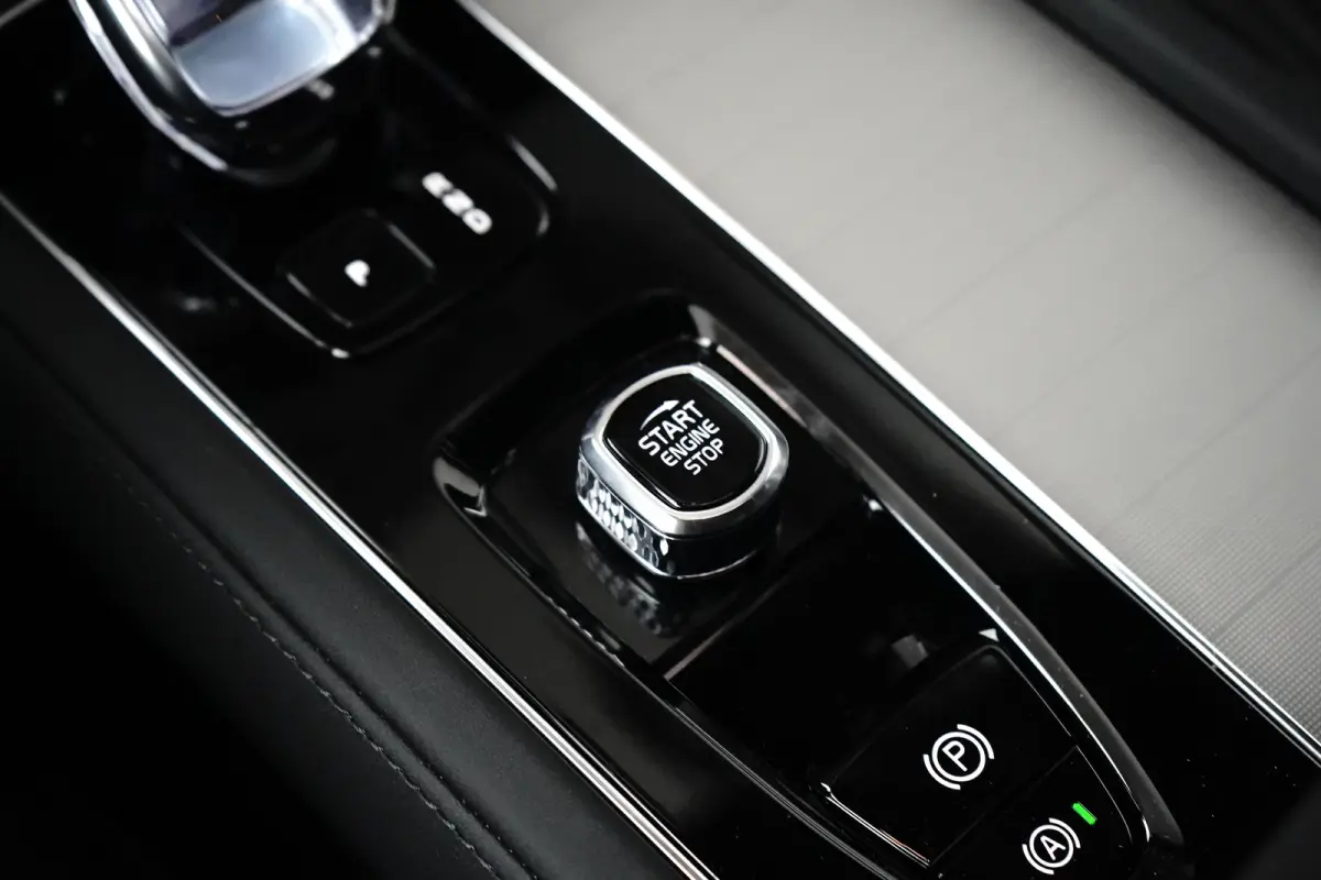 2.0 T8 Plug-in hybrid AWD Ultra Black Edition | Luchtvering | Trekhaak | Bowers&Wilkins | Massage/ventilatie | 22" Velgen