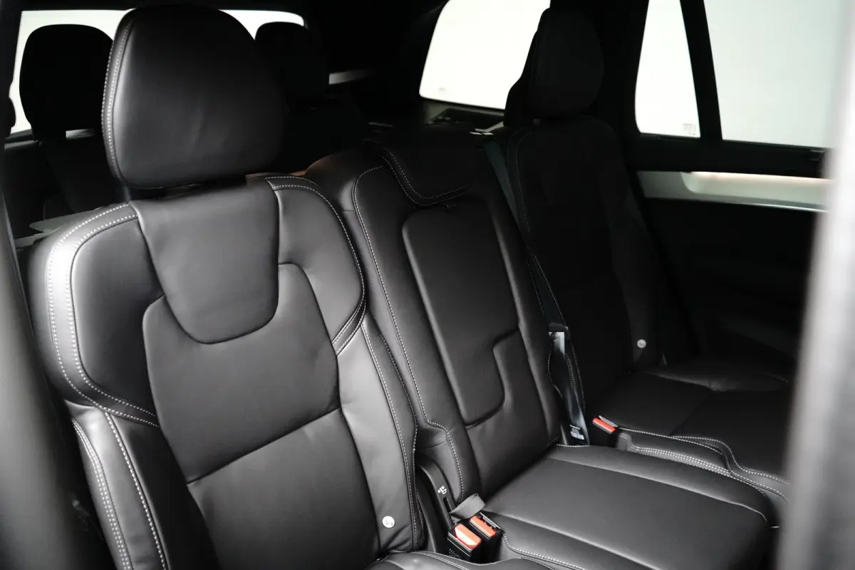 2.0 T8 Plug-in hybrid AWD Ultra Black Edition | Luchtvering | Trekhaak | Bowers&Wilkins | Massage/ventilatie | 22" Velgen