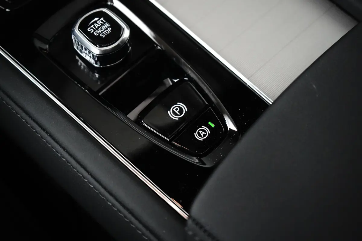 2.0 T8 Plug-in hybrid AWD Ultra Black Edition | Luchtvering | Trekhaak | Bowers&Wilkins | Massage/ventilatie | 22" Velgen