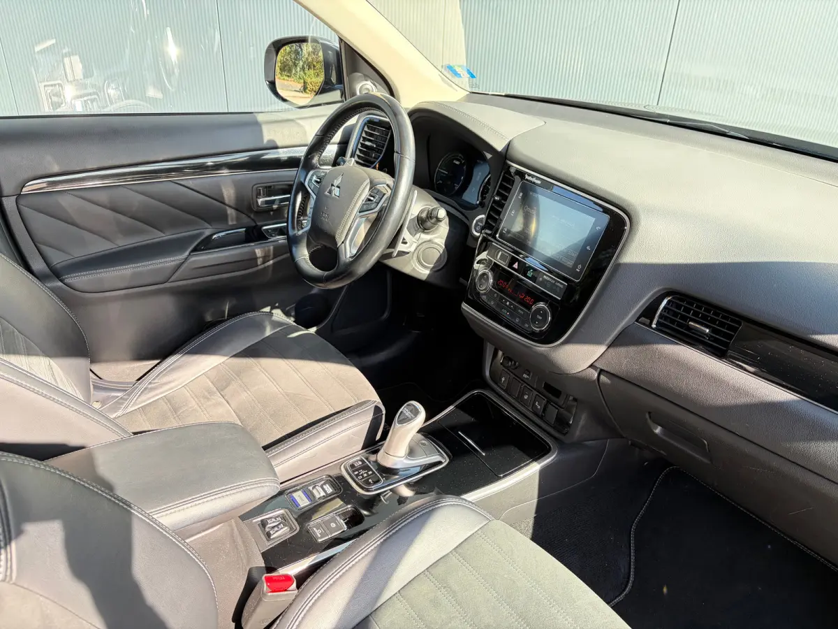 225pk PHEV Intense+ Automaat | Trekhaak 1500 kg geremd | Elektrisch glazen schuif-/kanteldak | Airco | Bluetooth | Automaat | Voorstoelen verwarmd | Achteruitrijcamera | Bluetooth | Cruise c