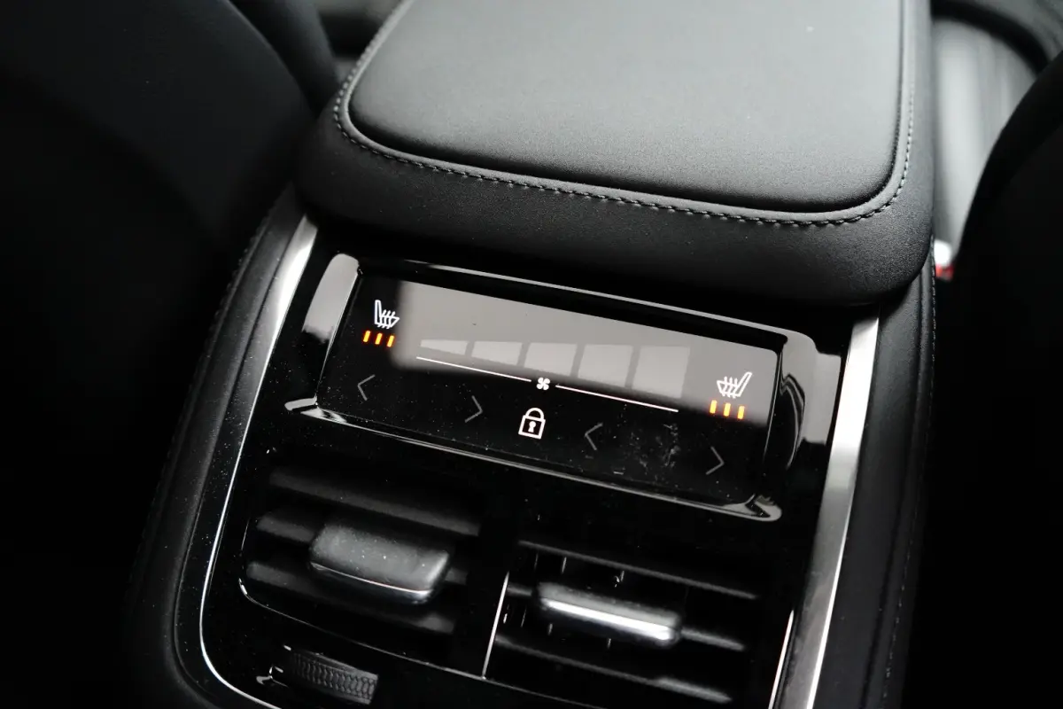 2.0 T8 Plug-in hybrid AWD Ultra Black Edition | Luchtvering | Bowers&Wilkins | Trekhaak | Massage/ventilatie | 22" Velgen