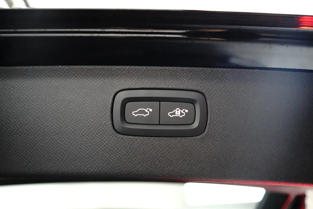 2.0 T8 Plug-in hybrid AWD Ultra Black Edition | Luchtvering | Bowers&Wilkins | Trekhaak | Massage/ventilatie | 22" Velgen