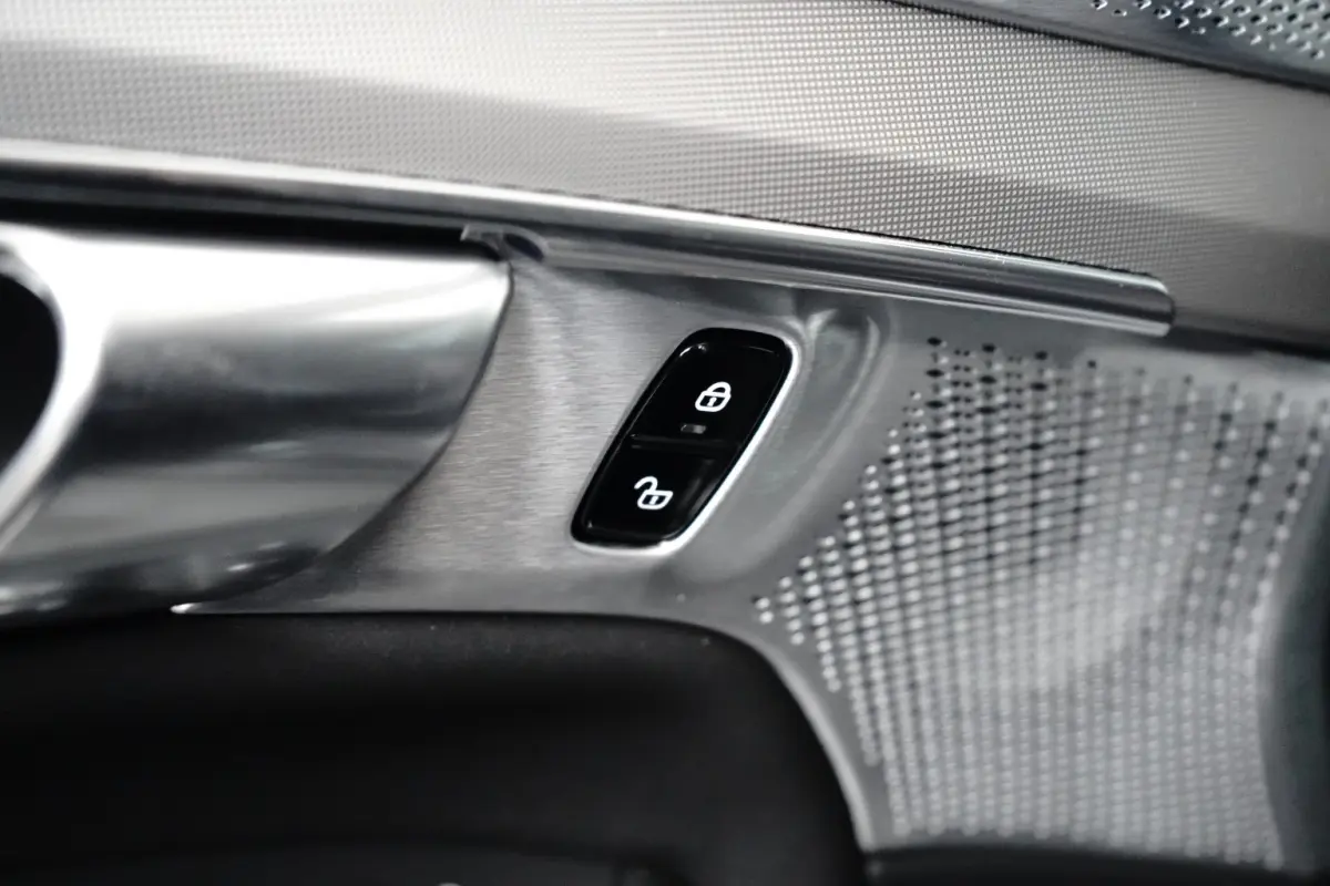 2.0 T8 Plug-in hybrid AWD Ultra Black Edition | Luchtvering | Bowers&Wilkins | Trekhaak | Massage/ventilatie | 22" Velgen