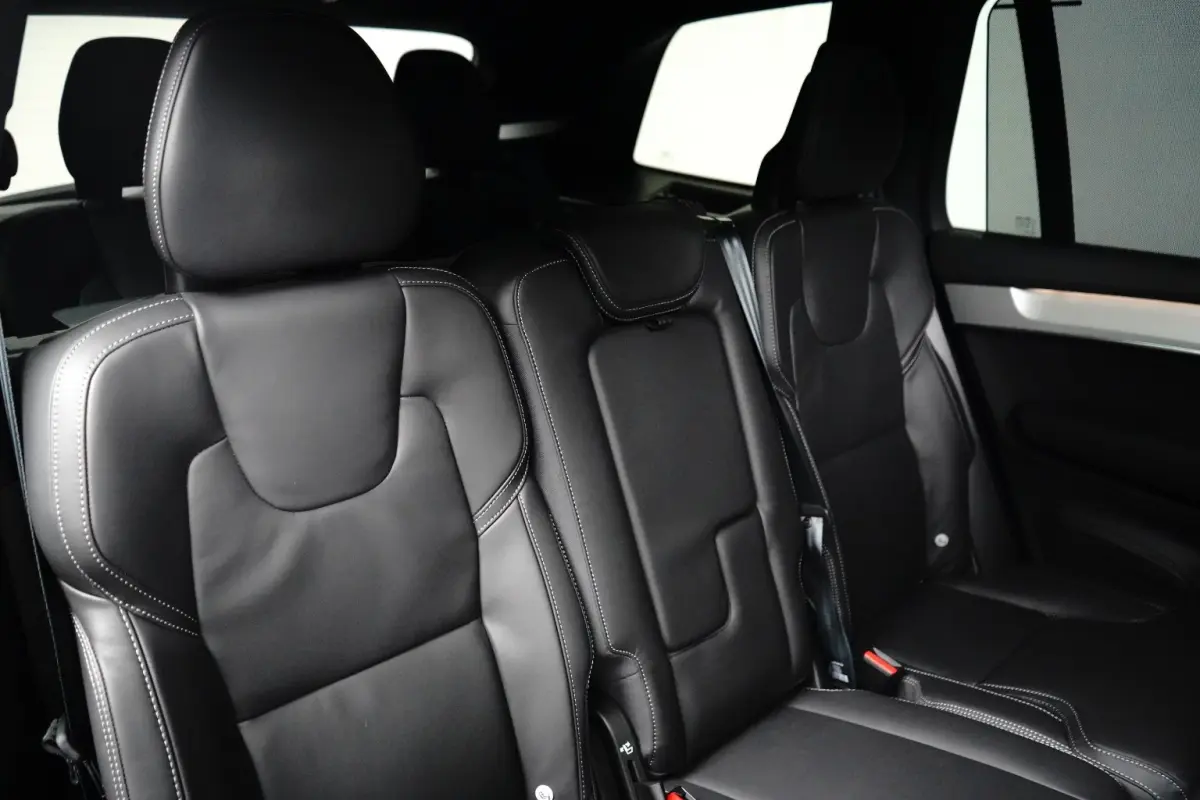 2.0 T8 Plug-in hybrid AWD Ultra Black Edition | Luchtvering | Bowers&Wilkins | Trekhaak | Massage/ventilatie | 22" Velgen